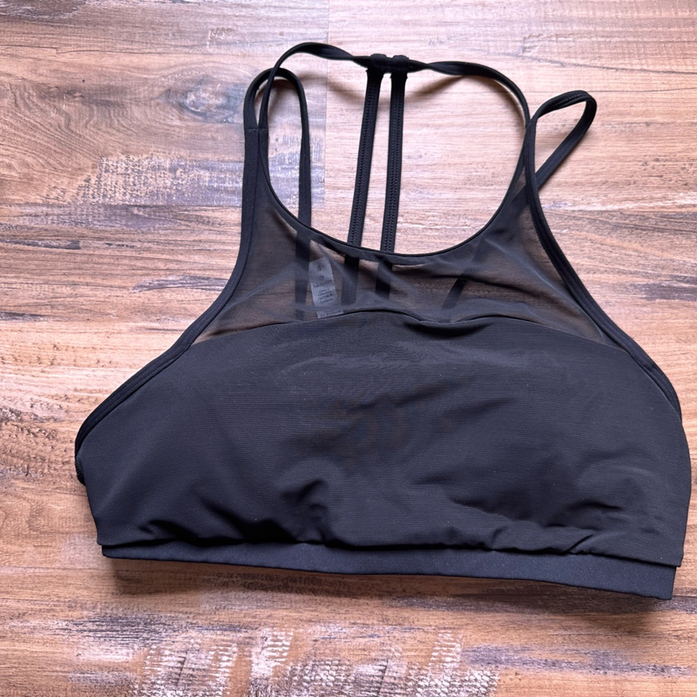 Lululemon size 6 high neck sports bra. Bra pads included.